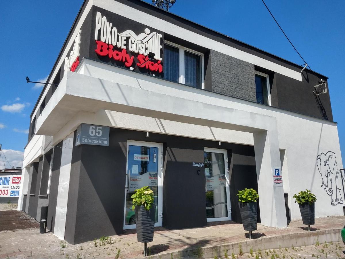 Pokoje Goscinne Bialy Slon Rahmel Exterior foto