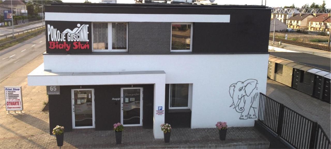 Pokoje Goscinne Bialy Slon Rahmel Exterior foto